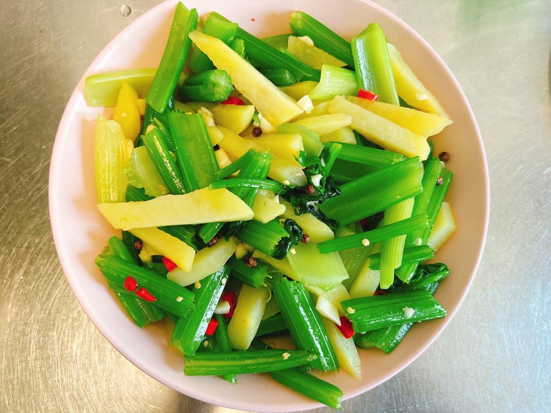 凉拌西芹土豆条的做法