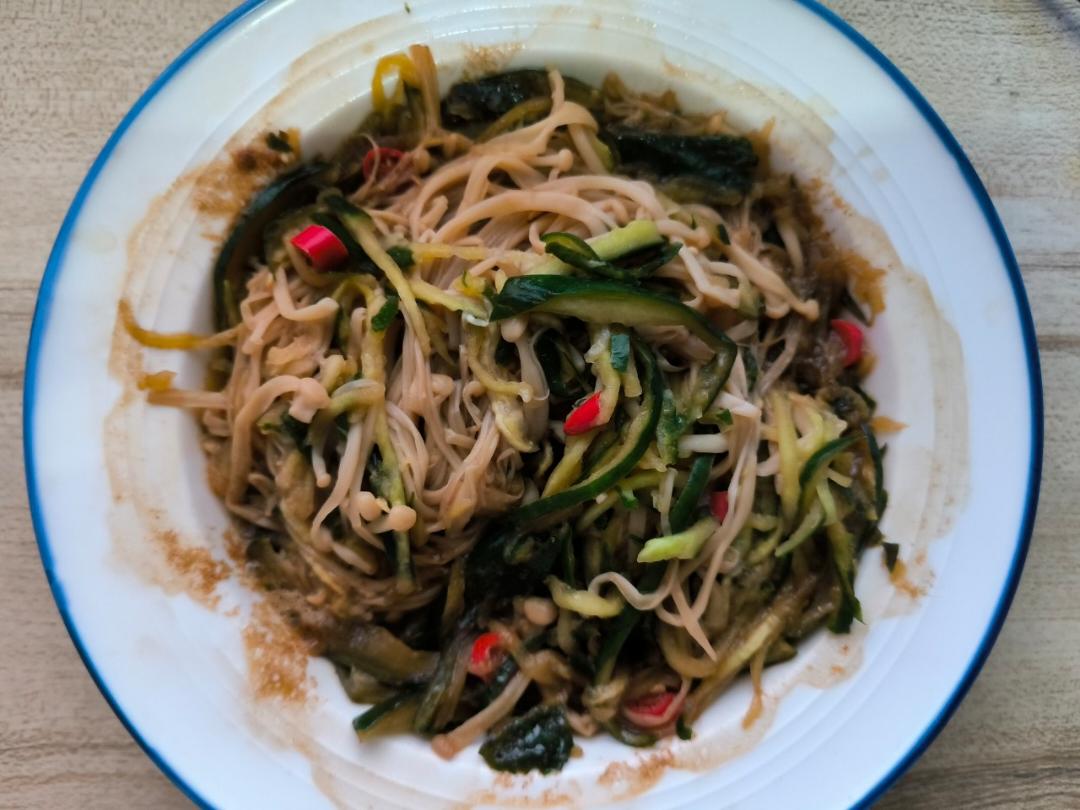 金针菇拌黄瓜