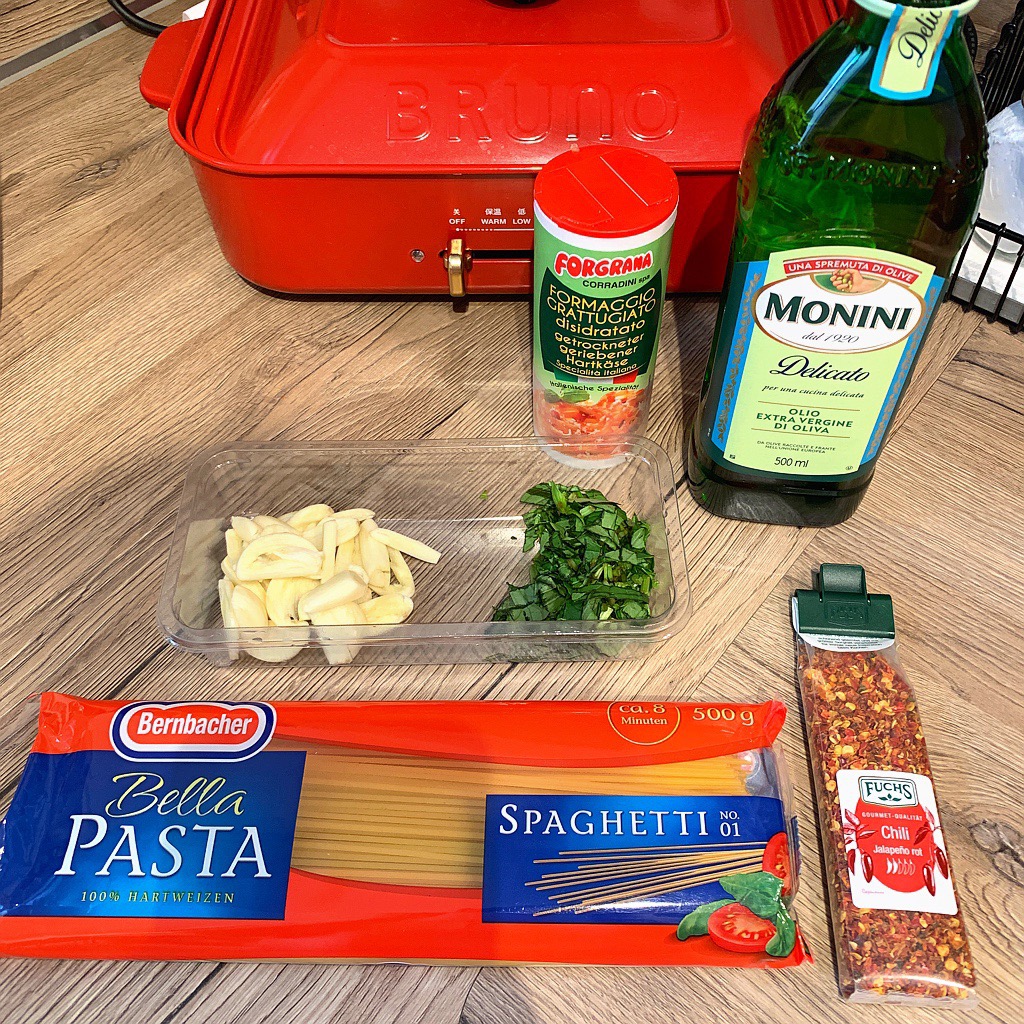蒜香橄榄油意粉 Spaghetti Aglio e Olio的做法 步骤1