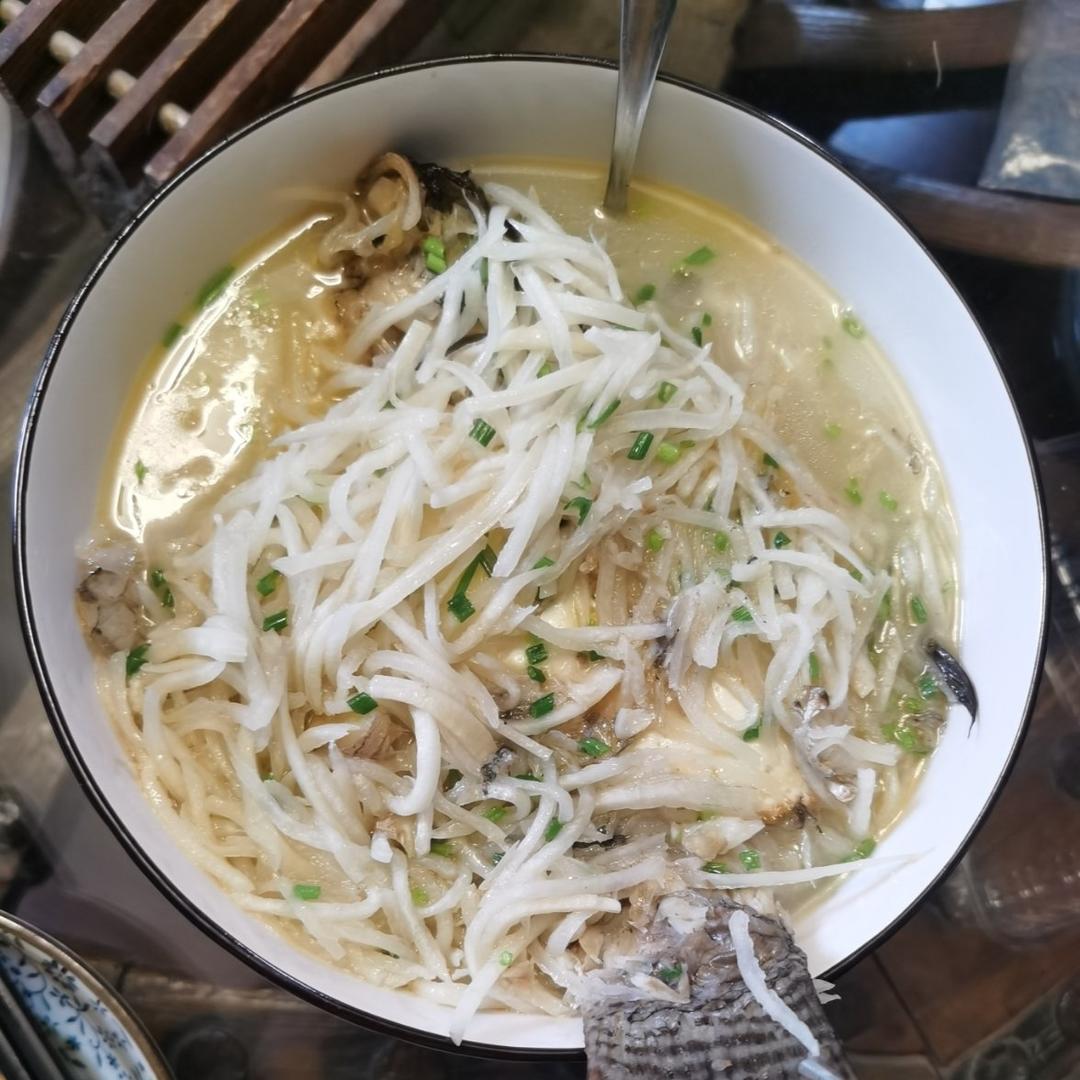 白萝卜丝鲫鱼汤