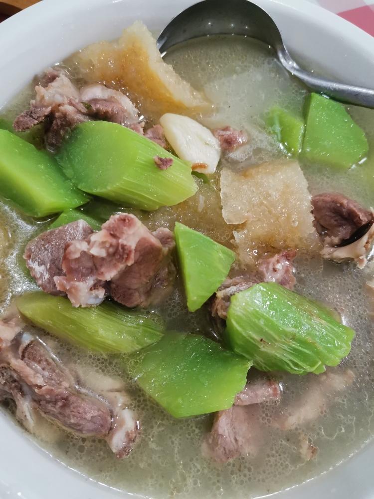 莴笋排骨肉皮汤的做法