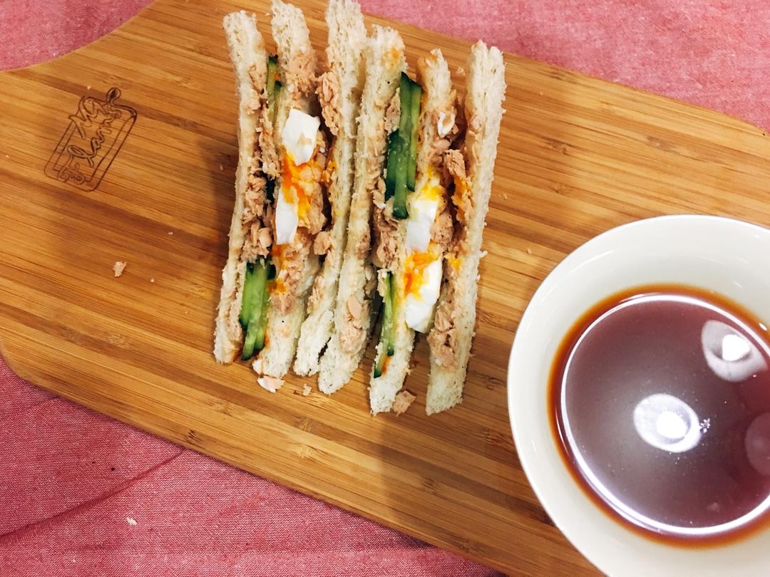 金枪鱼鸡蛋沙拉三明治