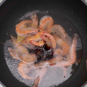 酱香年糕烧大虾的做法 步骤2