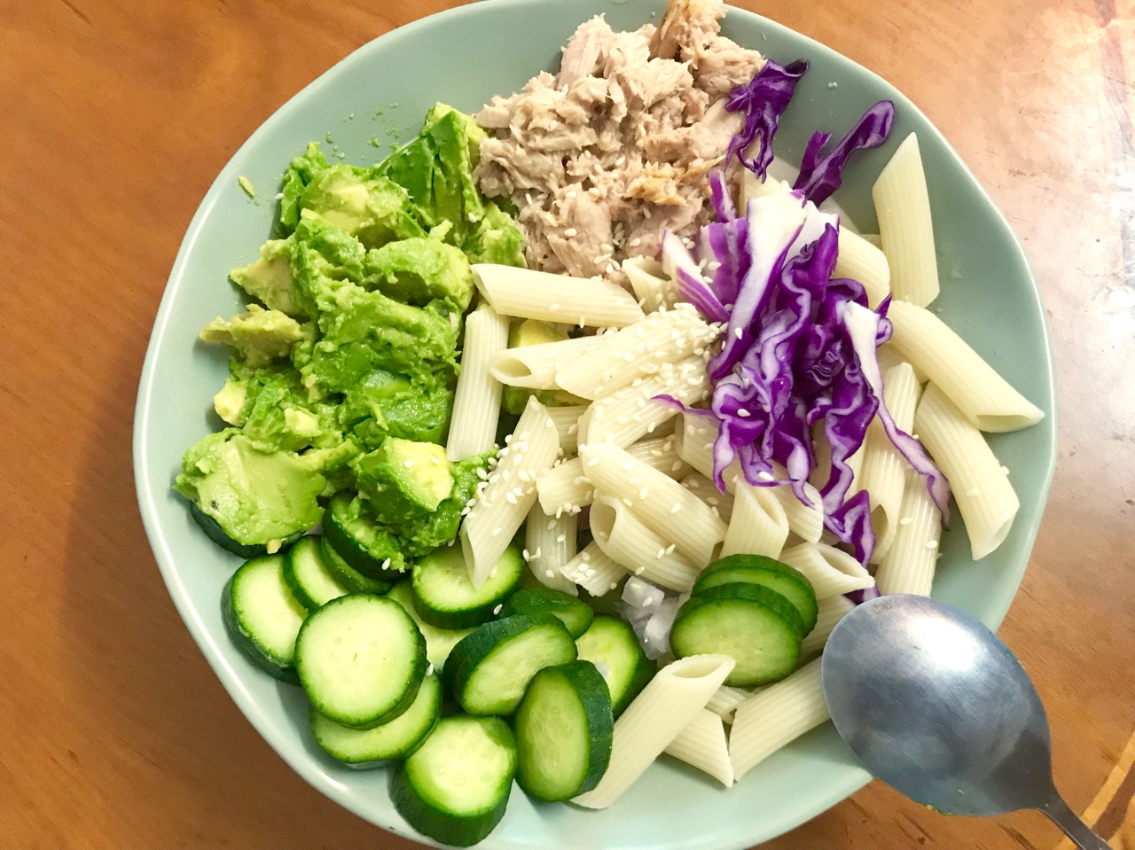 健康低卡沙拉食谱 | 牛油果黄瓜金枪鱼沙拉