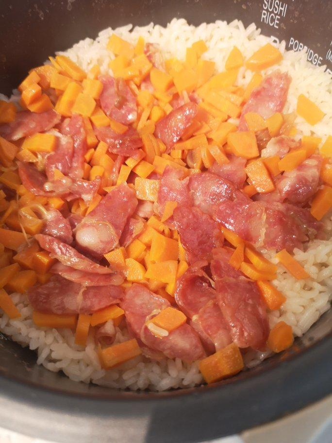 香喷喷的电饭煲蒸腊肠香菇胡萝卜糯米饭