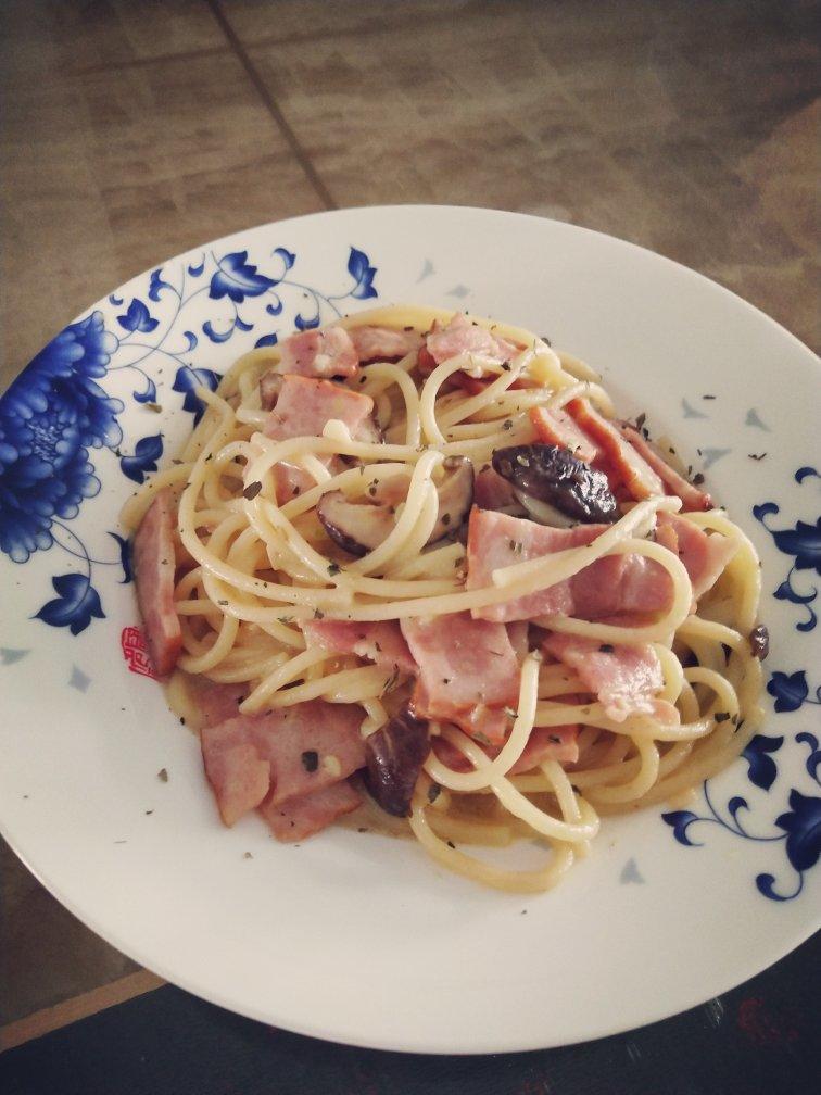 白蘑菇奶油培根意面