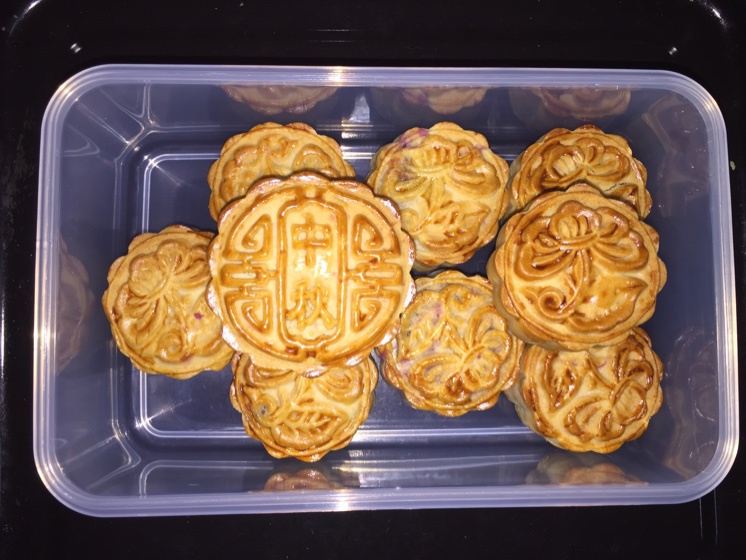 广式月饼－－蛋黄豆沙月饼