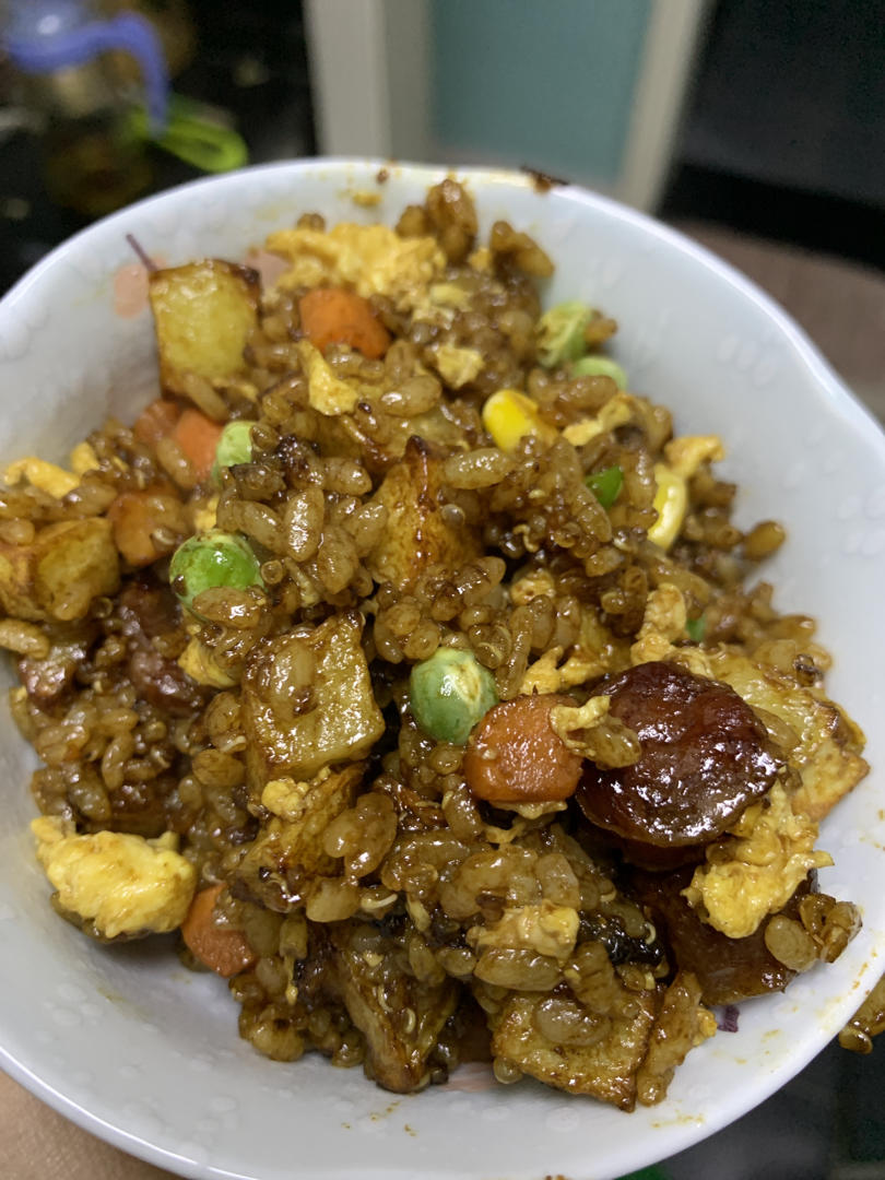 香到喊妈的销魂土豆香肠炒饭～
