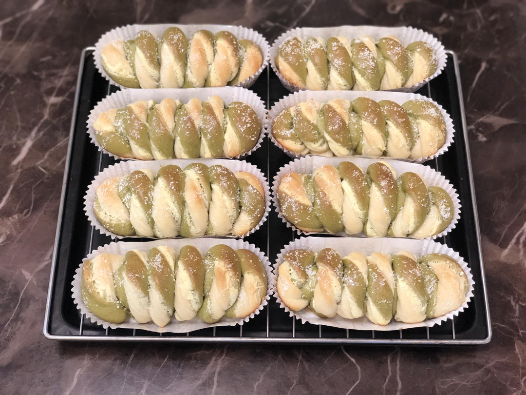双色抹茶旋风卷面包