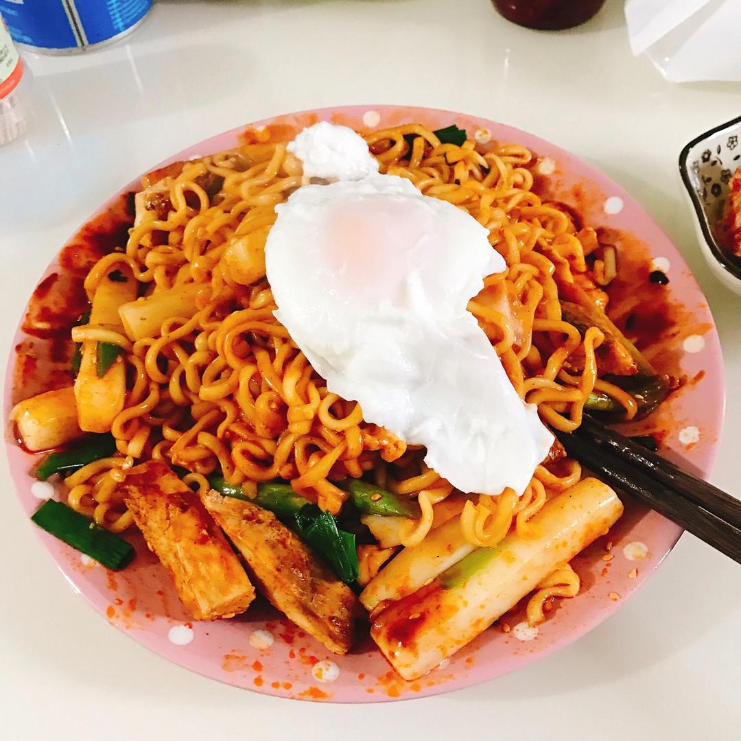 芦纯紫做的韩国超辣三养火鸡拌面(怎样做不辣又好吃!