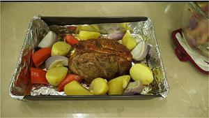迷迭香烤猪肘和蔬菜 Roast Pork & Roast Vegetables的做法 步骤6