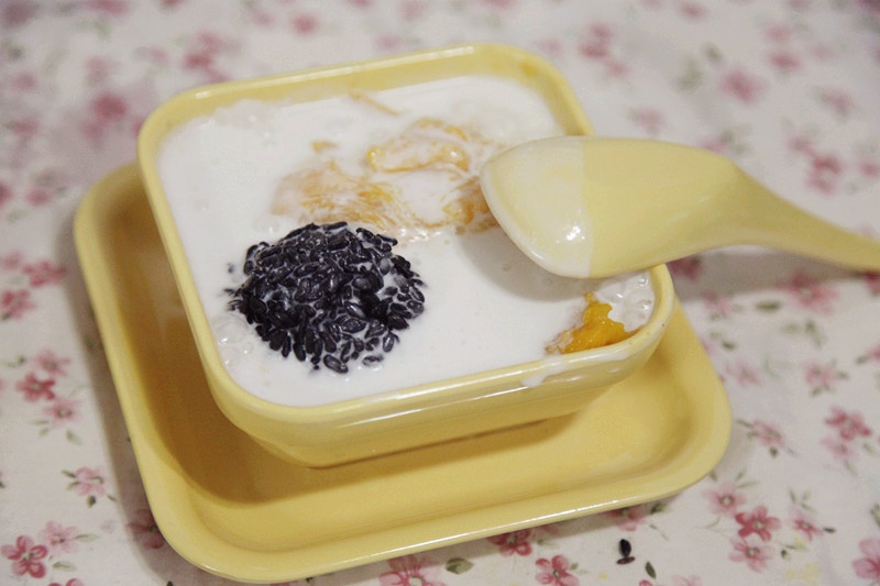 在家自制满记甜品--芒果椰汁黑糯米