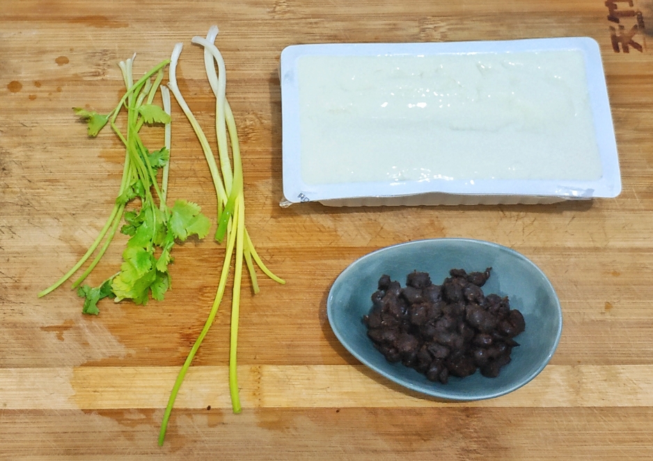 〔KK在轻食减脂〕超简单但是超好吃的快手菜——豉汁蒸豆腐🍽️的做法 步骤1