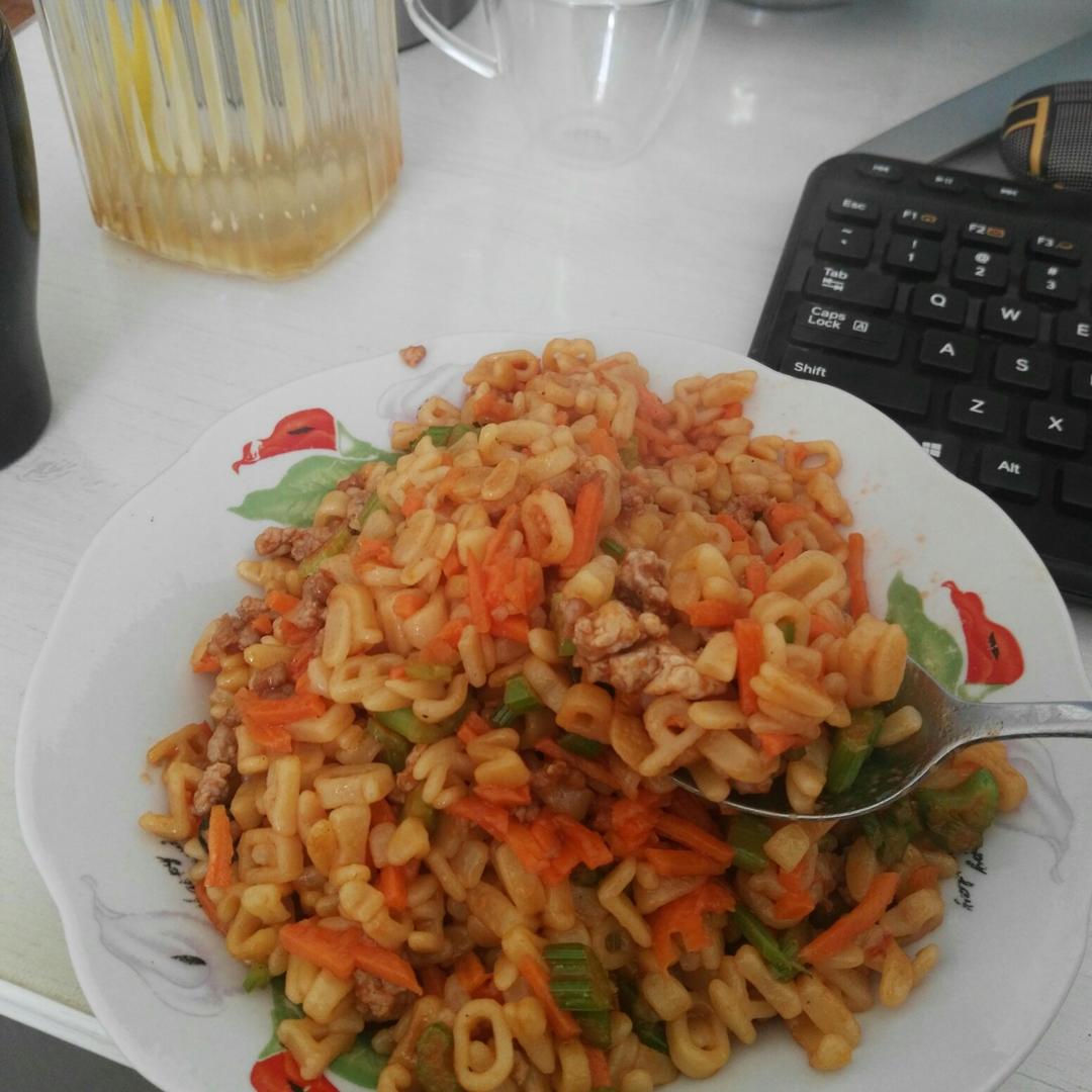 番茄香肠螺纹粉（一个人的晚餐）