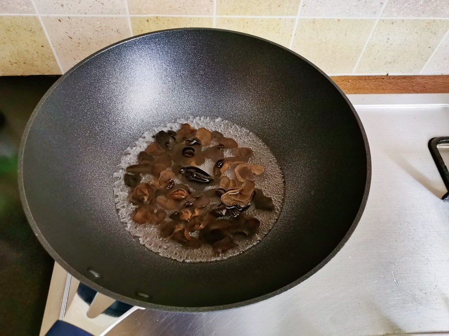 鲜得连汤汁都不留一滴的海鲜菇炒蛋的做法 步骤8