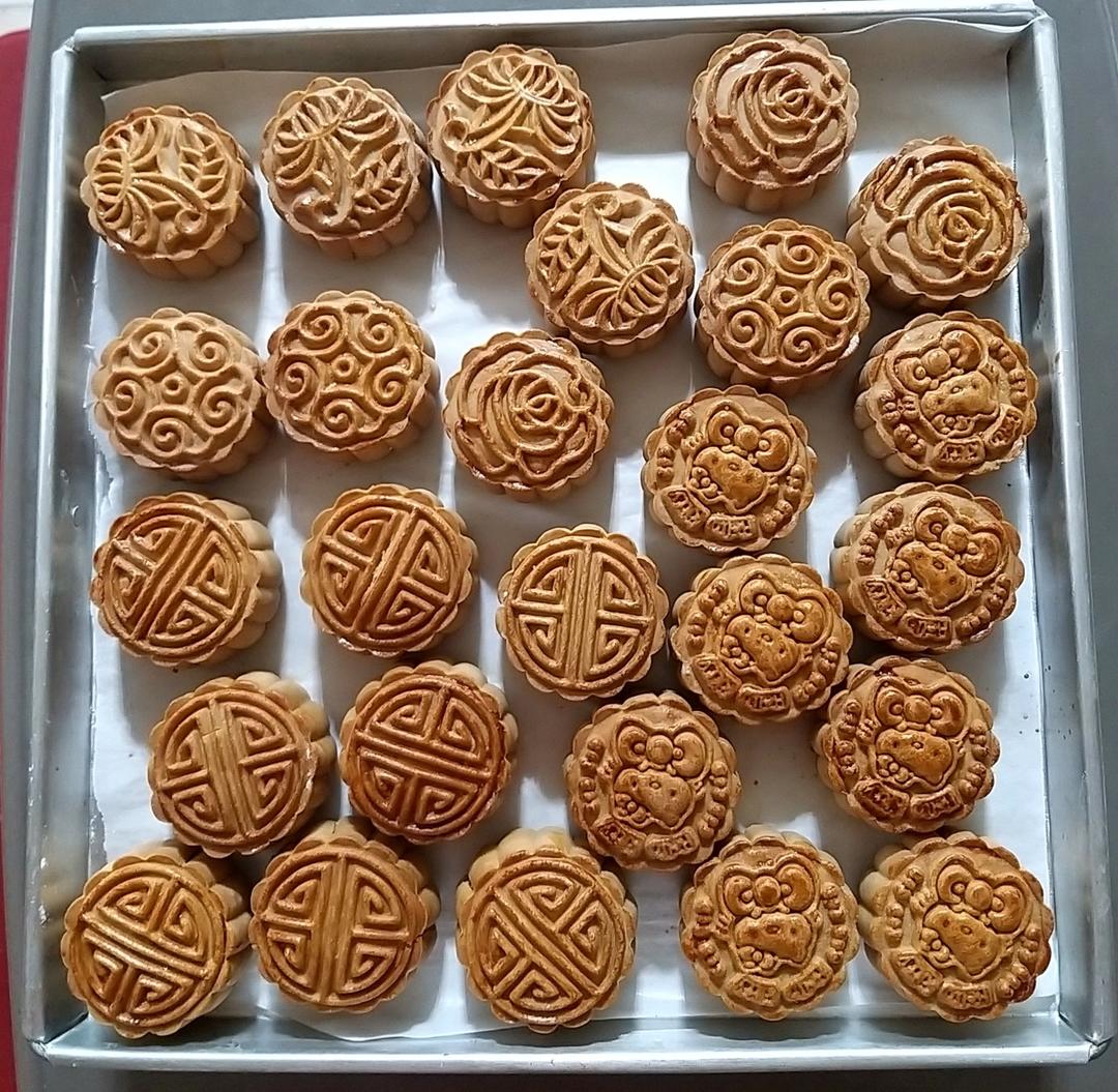 广式月饼—蛋黄芝麻月饼