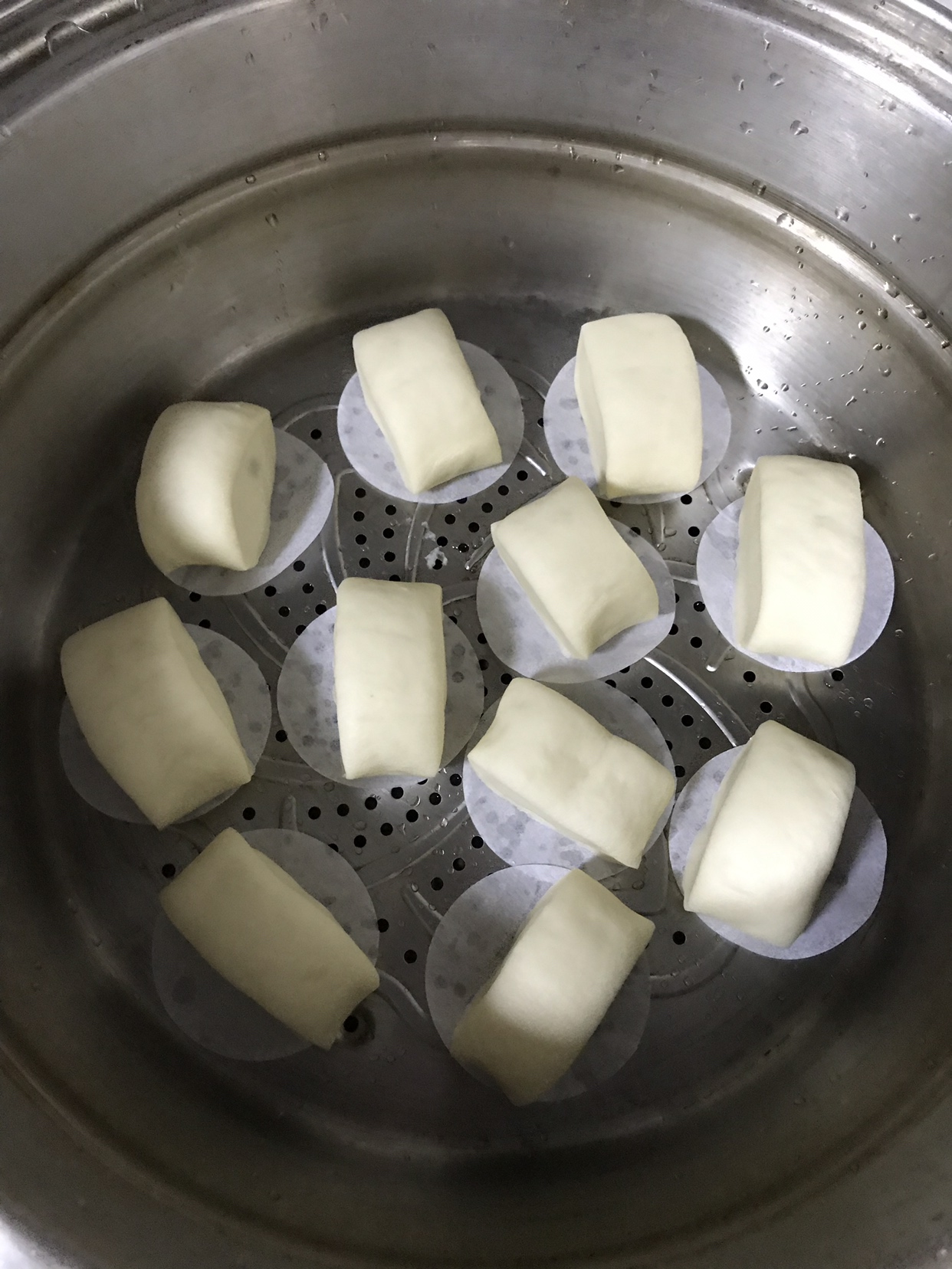 自制牛奶馒头（面包机和面）的做法 步骤12