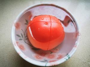 美味虾滑番茄鸡蛋粉丝汤的做法 步骤3