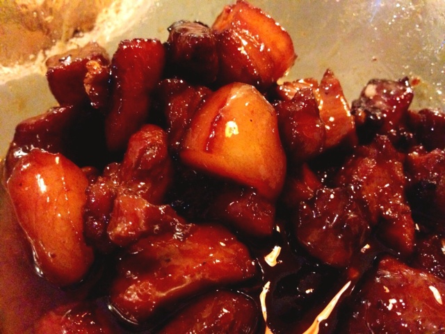 吃着碗里望着锅里的红烧肉