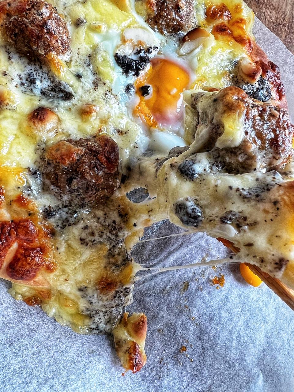 黑松露鸡蛋芝士披萨（小美制Mercato思念版）