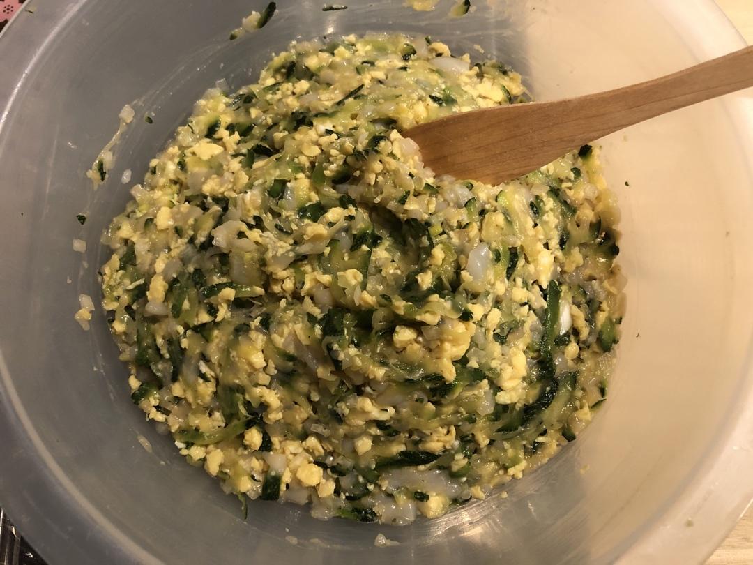 西葫芦鸡蛋虾仁三鲜饺子