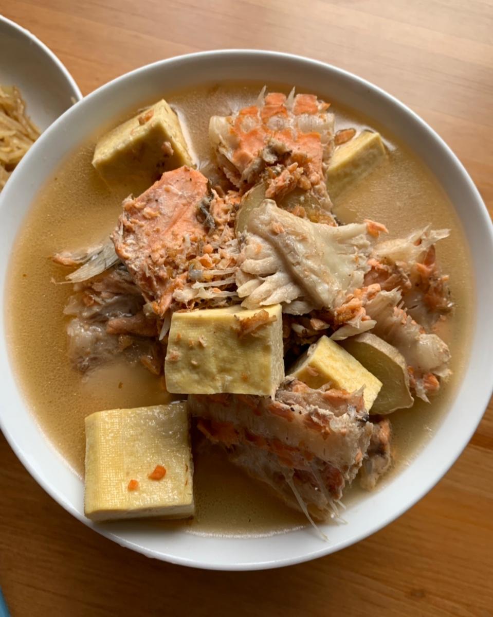 宝宝喝三文鱼骨豆腐汤