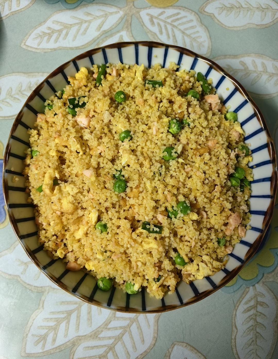 黄澄澄的炒黄金小米饭