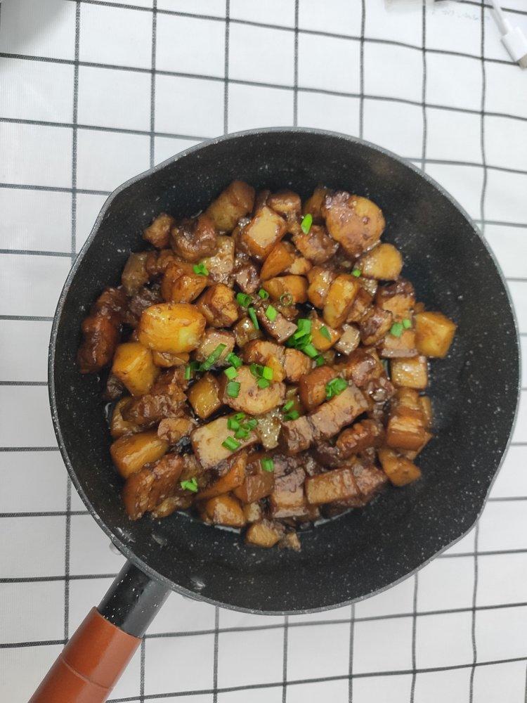 五花肉炖的土豆