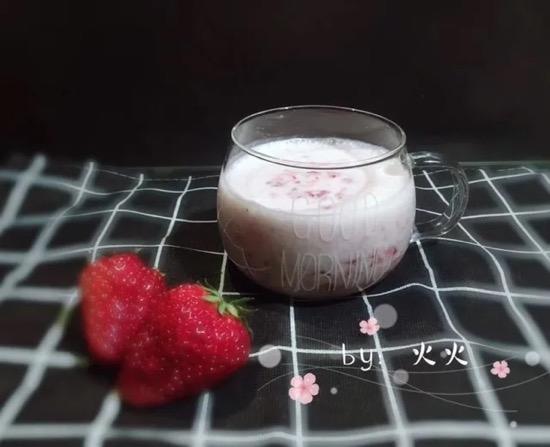 小美草莓果粒奶昔