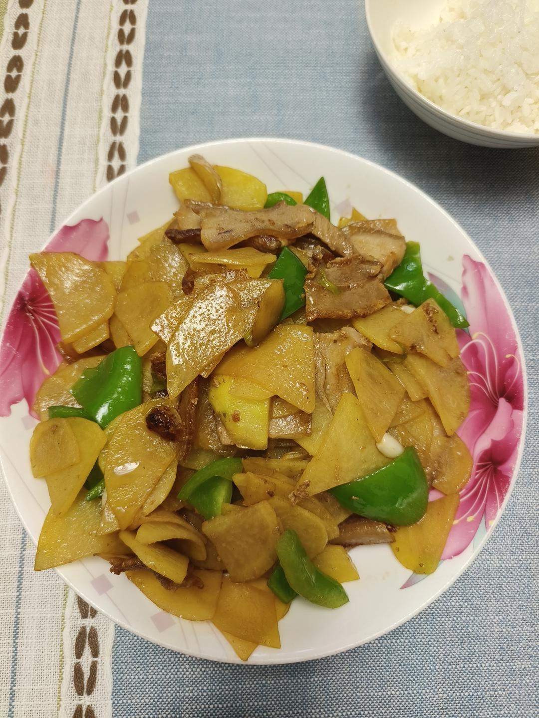 五花肉干煸土豆片