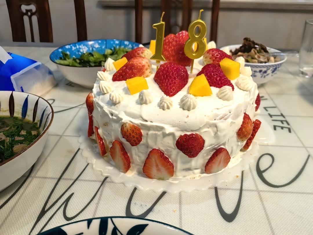 新手必成8寸生日蛋糕（详细多图干货经验分享，解决戚风蛋糕塌陷，奶油饰面涂不好，烤箱温度不好掌握等各种问题）