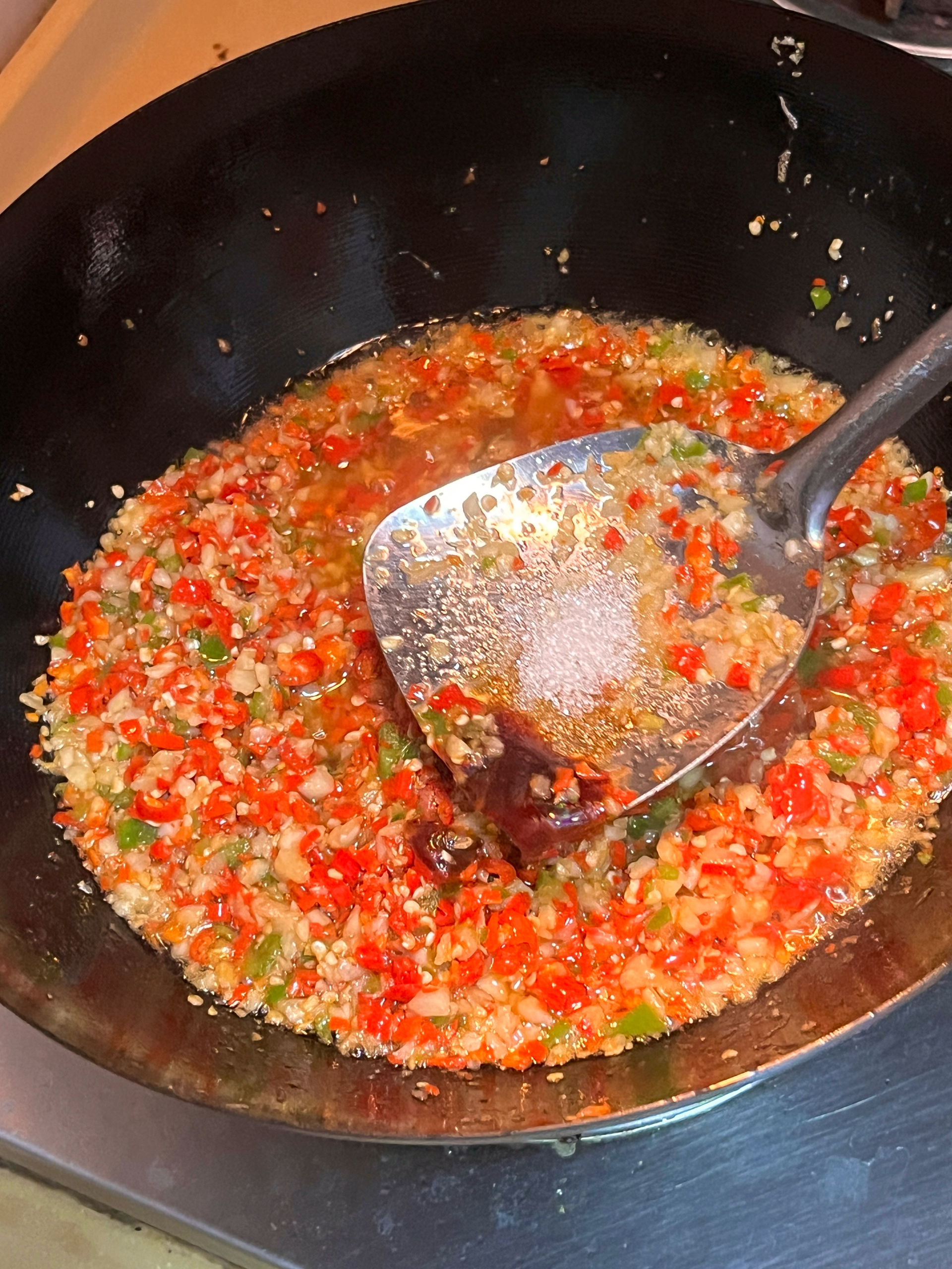 自制喷香蒜蓉辣椒酱（拌饭、蒸虾）超好吃的做法