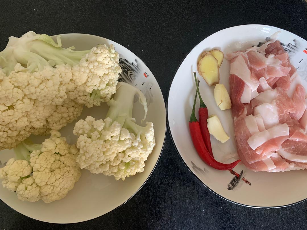 老公点名要吃的下饭菜 五花肉炒菜花🥦的做法 步骤1