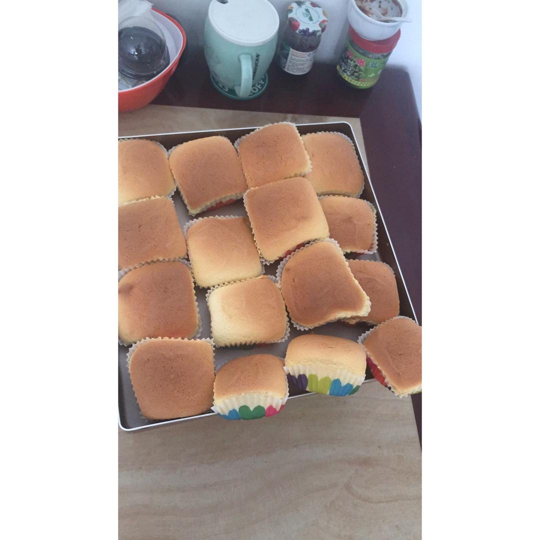 戚风杯子蛋糕^_^不开裂不回缩喔～