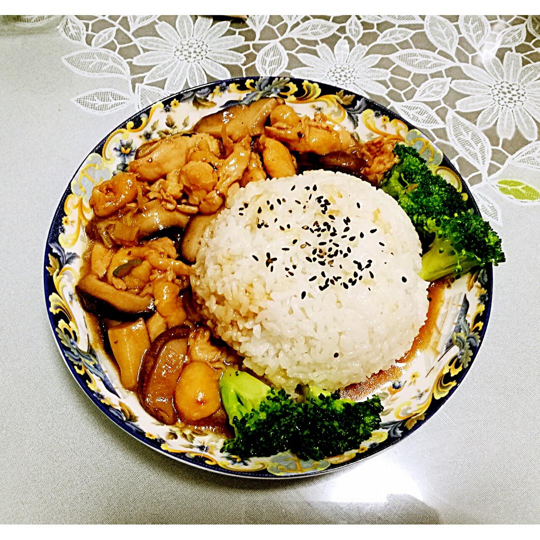 便当 香菇滑鸡饭 咚咚咚美食美刻做的香菇滑鸡饭