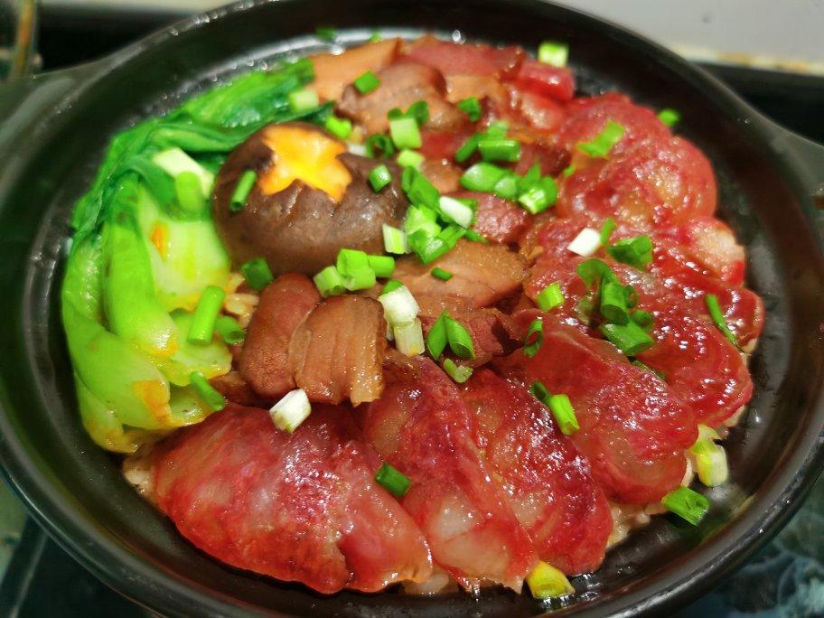 广式腊味煲仔饭
