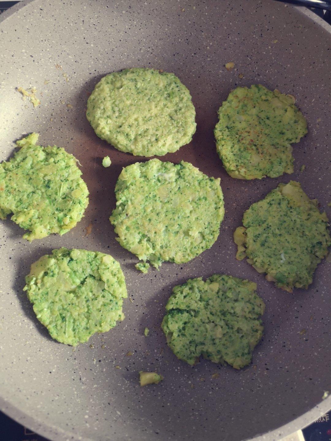 宝宝辅食：西兰花土豆饼—宝宝不爱吃蔬菜，试试缤纷蔬菜饼12M+