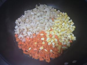 素炒三丁（莲藕，玉米，胡萝卜）的做法 步骤5