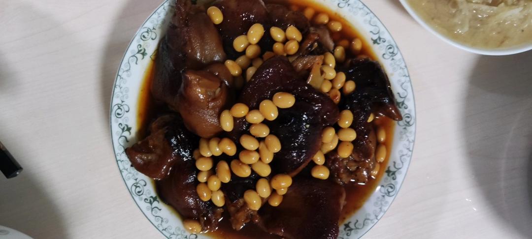 流口水的黄豆炖猪蹄