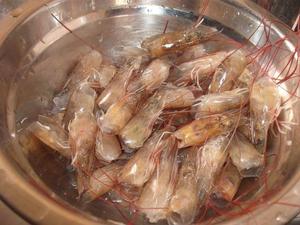 秘制潮汕鲜虾排骨海鲜粥（家庭浓郁版）的做法 步骤3