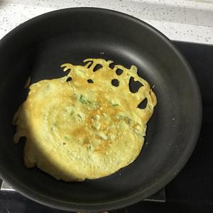 鸡蛋葱花虾皮杂粮煎饼的做法 步骤10