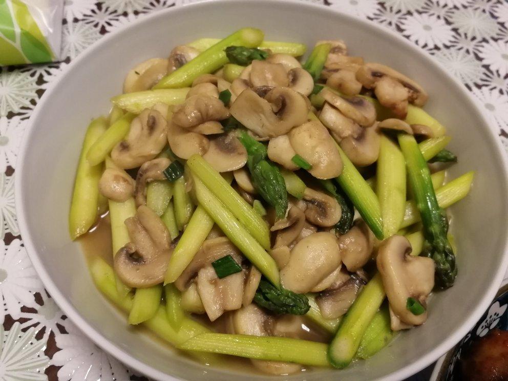 芦笋炒蘑菇