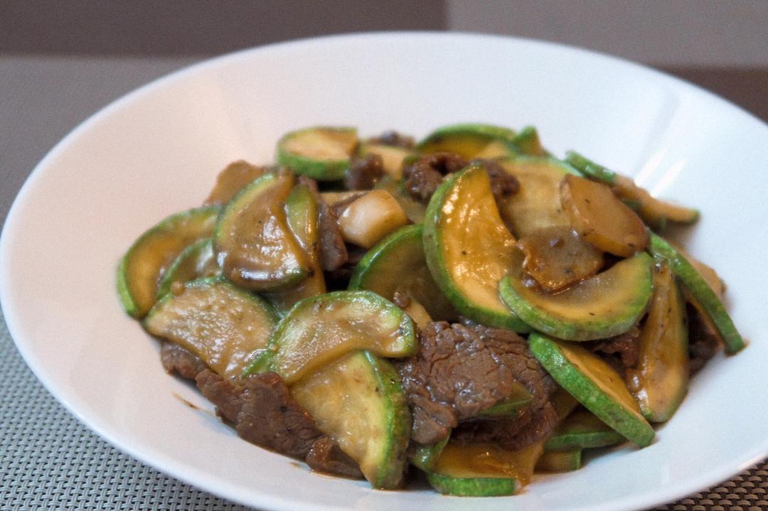 《昨日的美食》之牛肉炒栉瓜
