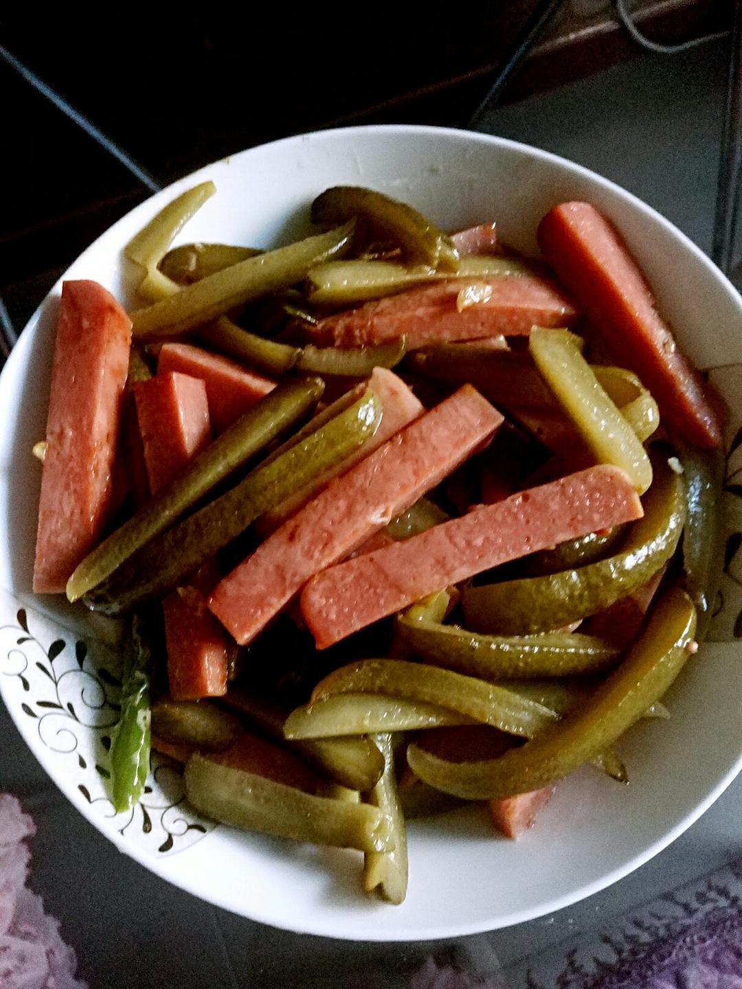 青柠不柠做的酸黄瓜炒火腿肠