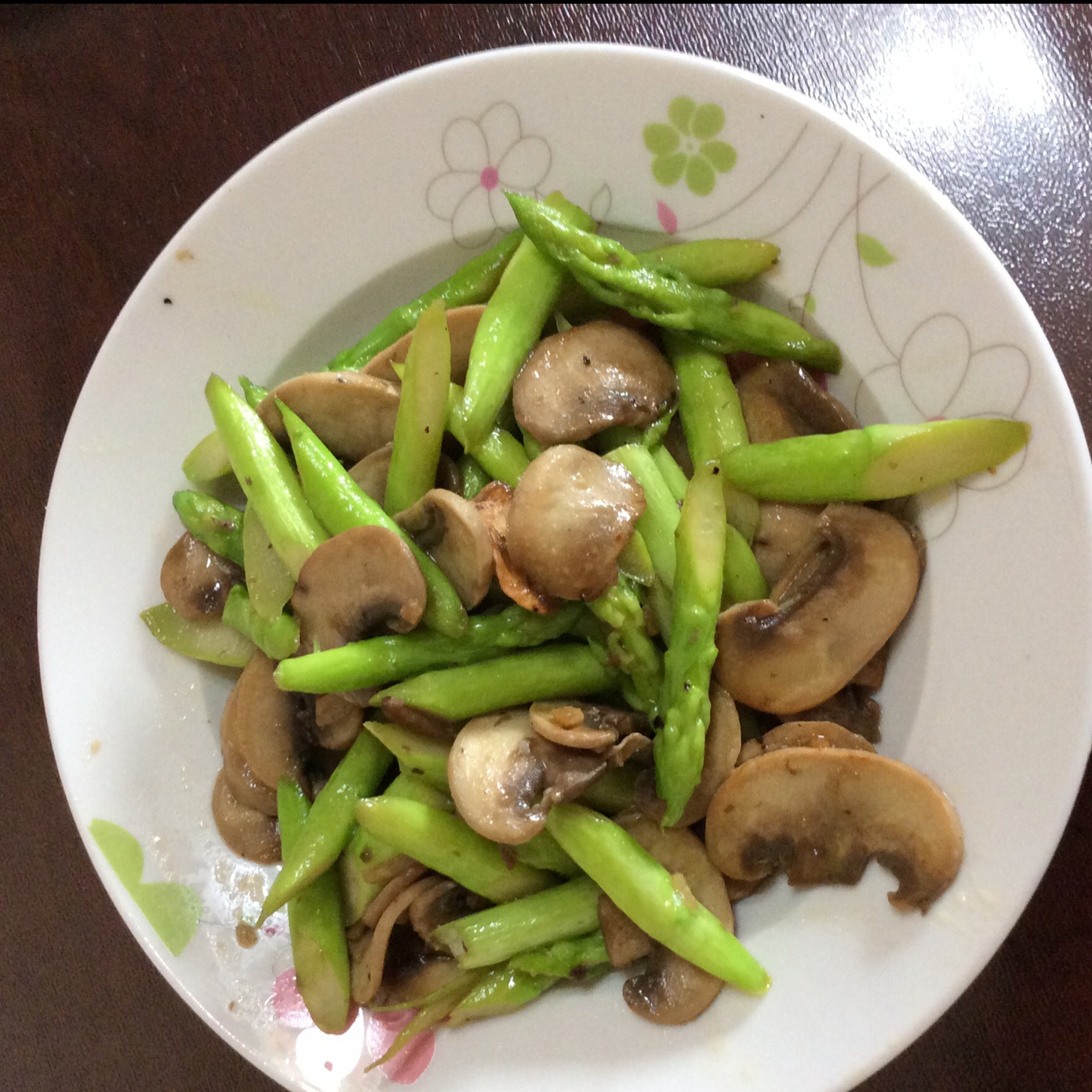 芦笋炒蘑菇