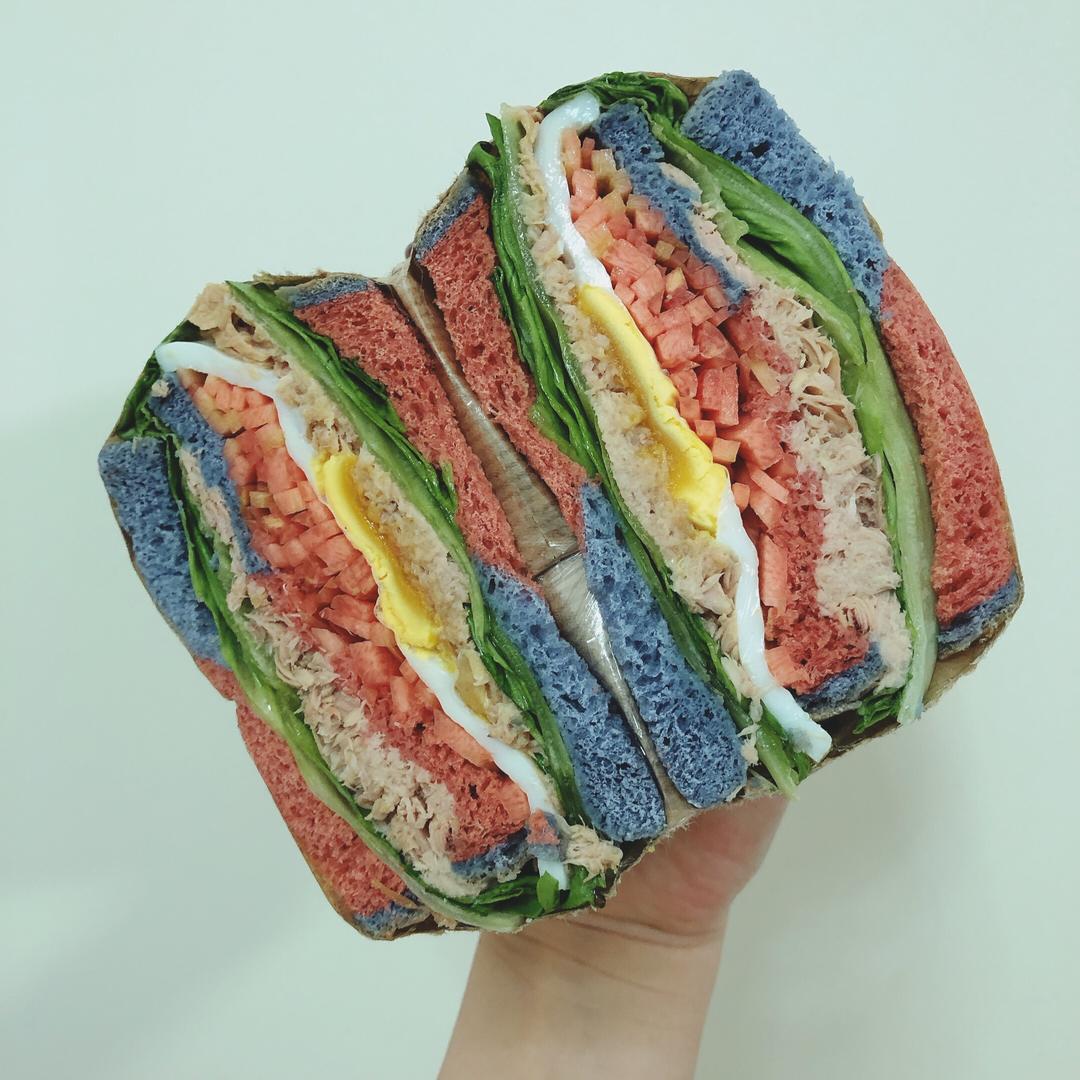 金枪鱼胡萝卜鸡蛋三明治的做法