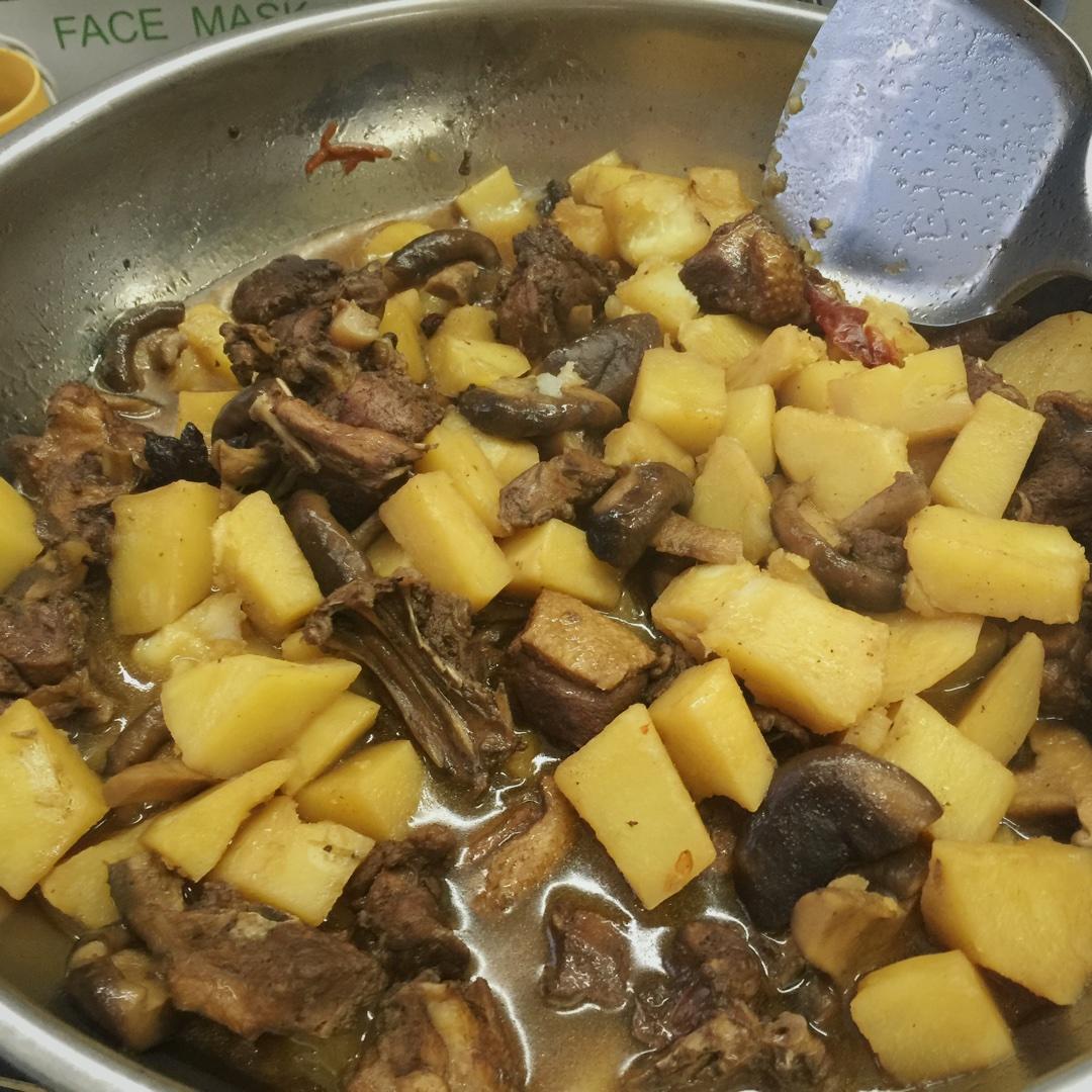 香菇土豆炖鸭肉的做法