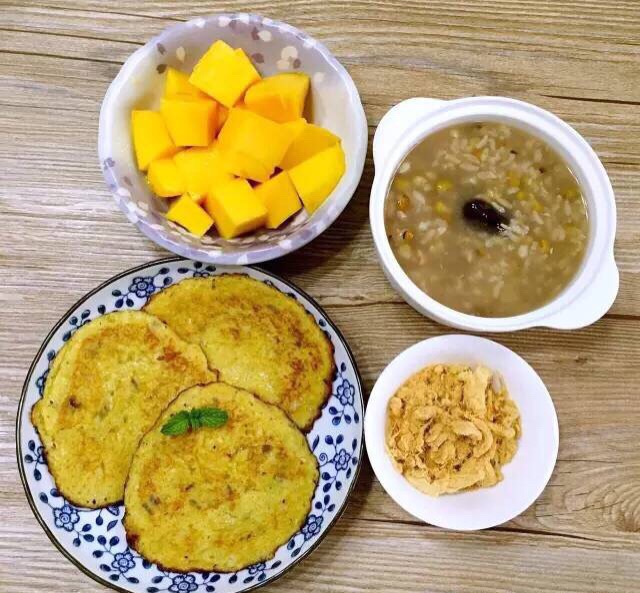 洋葱土豆早餐饼+绿豆红枣粥+肉松+芒果的做法