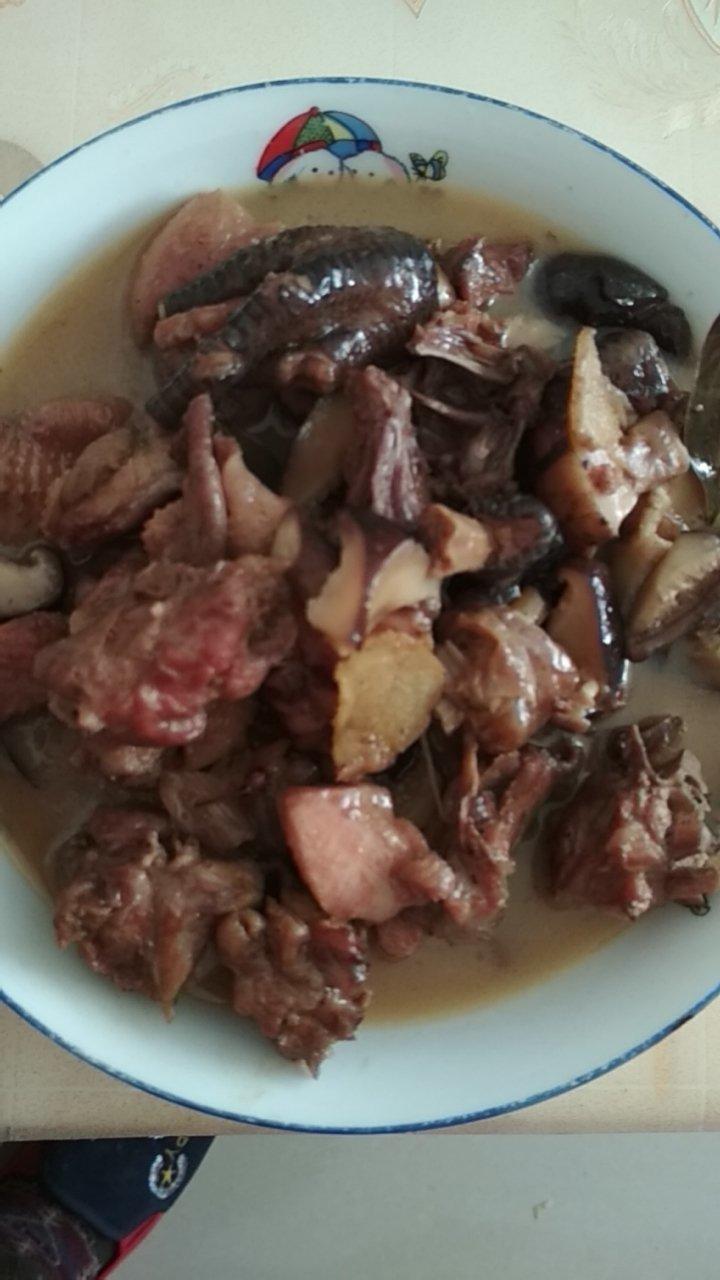 十几年不吃鸡肉的人吃了一盘子的小鸡炖香菇