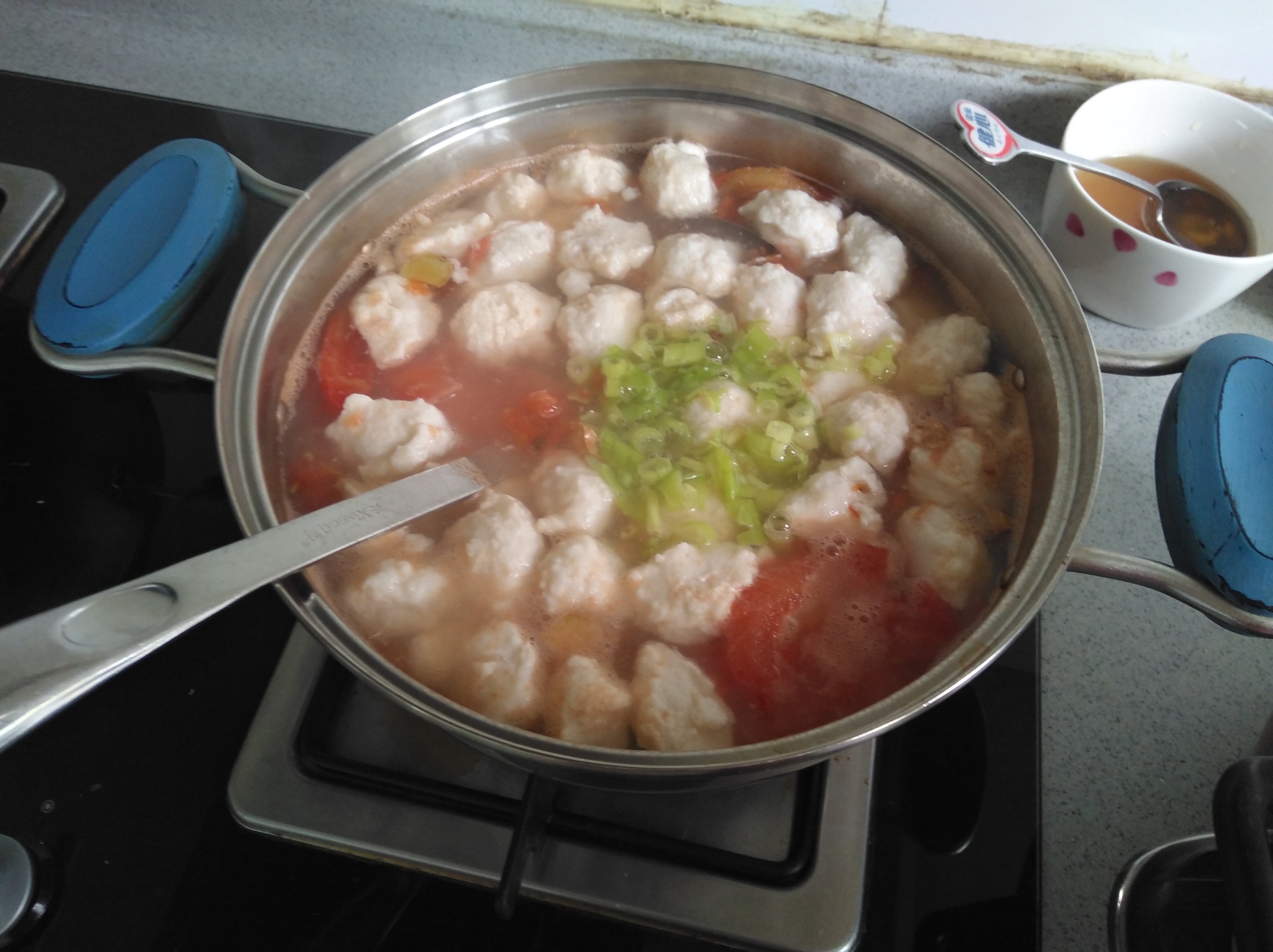 西红柿鱼丸汤的做法